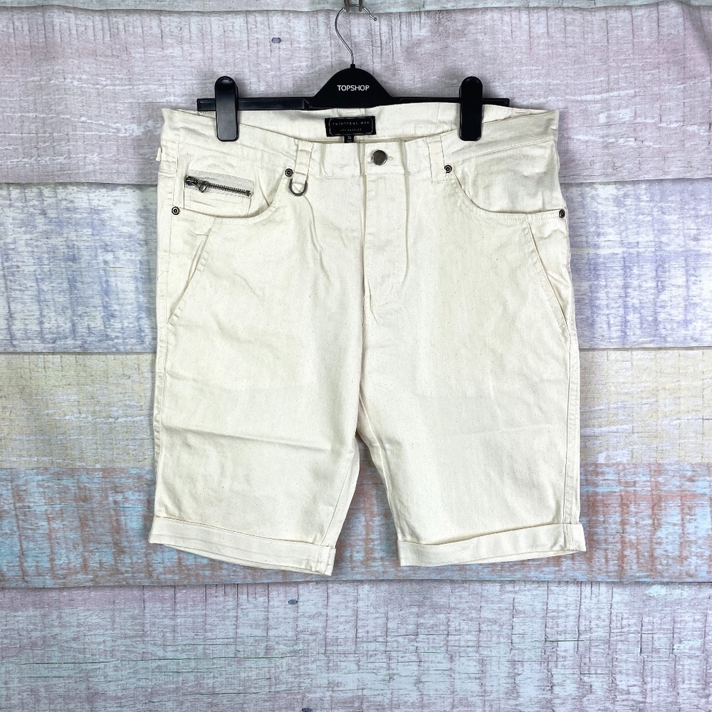 TWENTYONE MEN Double Front Pocket Shorts in Cream